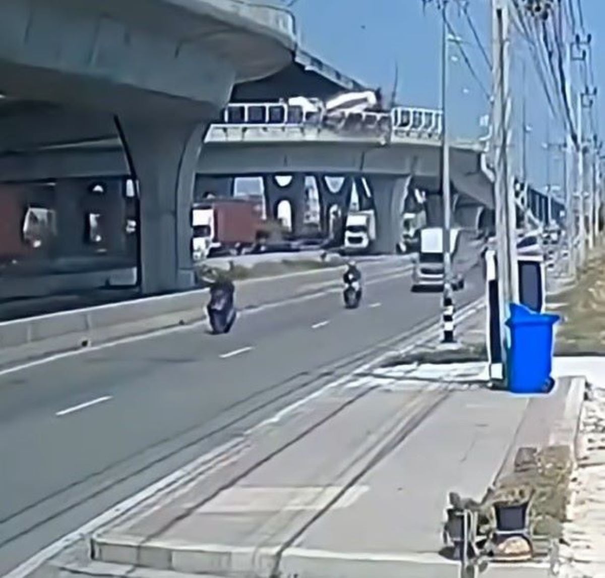 Ταϊλάνδη: Μπετονιέρα καταρρέει από γέφυρα σε οχήματα – Βίντεο από το σοκαριστικό ατύχημα