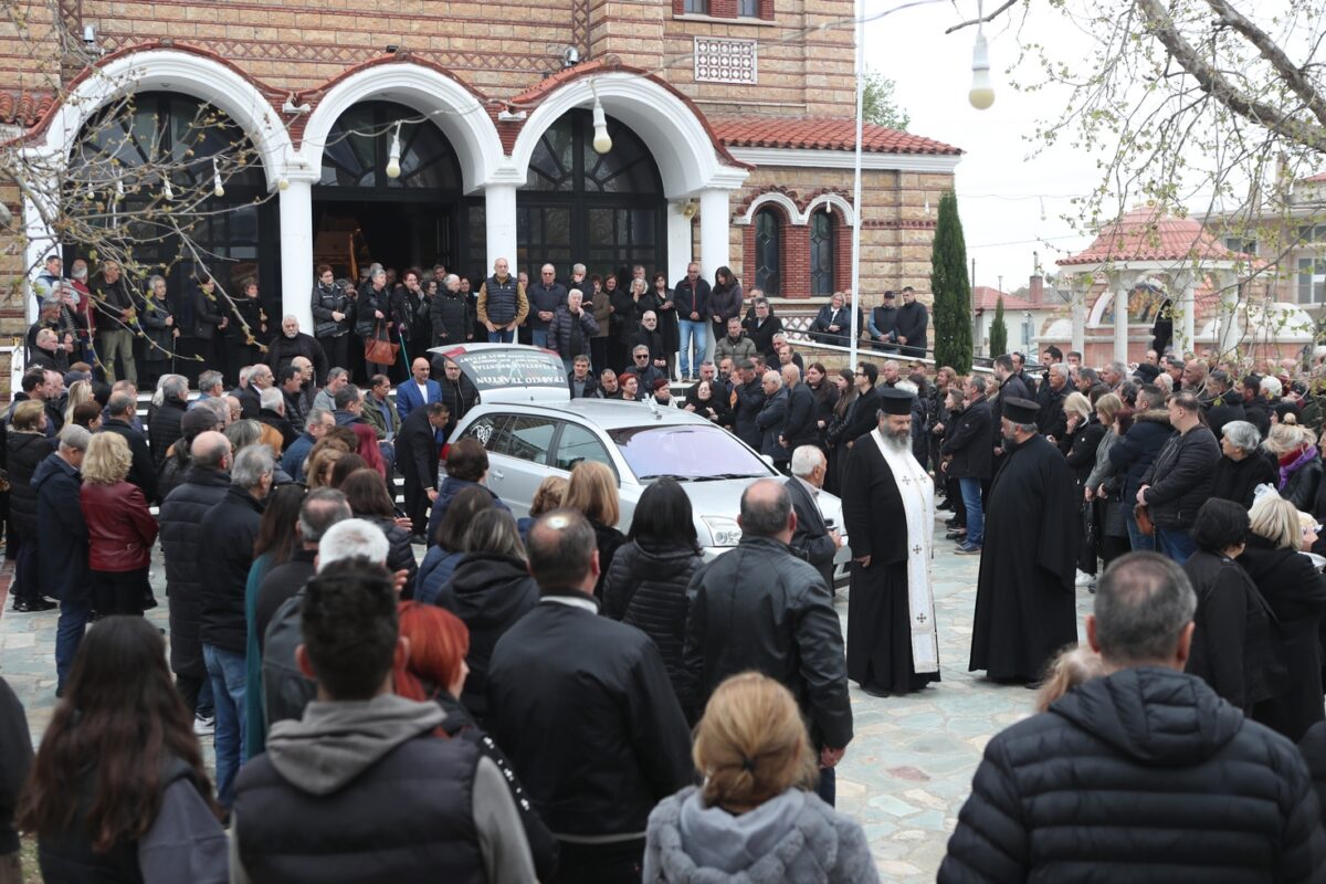 Αποχαιρετισμός Στέφανου Μπορμπόκη: Συγκλονιστική στιγμή στο ύστατο «αντίο» του παλαίμαχου ποδοσφαιριστή