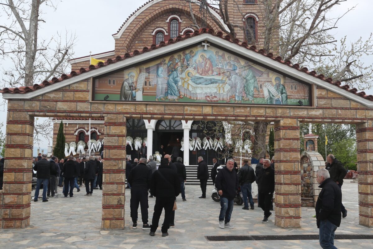 Αποχαιρετισμός Στέφανου Μπορμπόκη: Συγκλονιστική στιγμή στο ύστατο «αντίο» του παλαίμαχου ποδοσφαιριστή