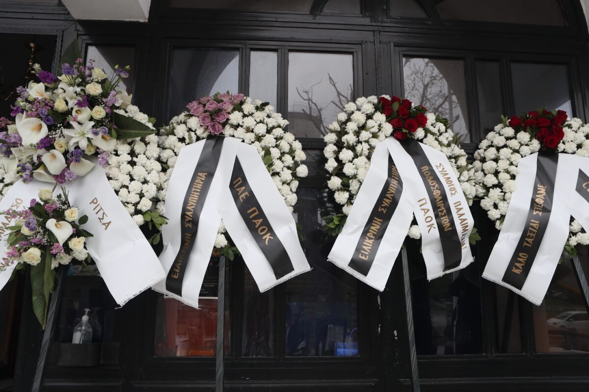 Αποχαιρετισμός Στέφανου Μπορμπόκη: Συγκλονιστική στιγμή στο ύστατο «αντίο» του παλαίμαχου ποδοσφαιριστή