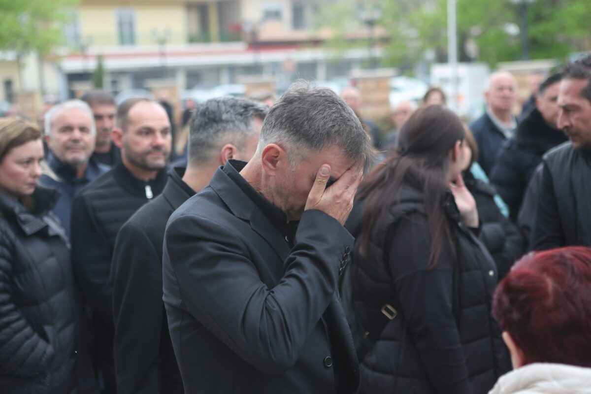 Αποχαιρετισμός Στέφανου Μπορμπόκη: Συγκλονιστική στιγμή στο ύστατο «αντίο» του παλαίμαχου ποδοσφαιριστή