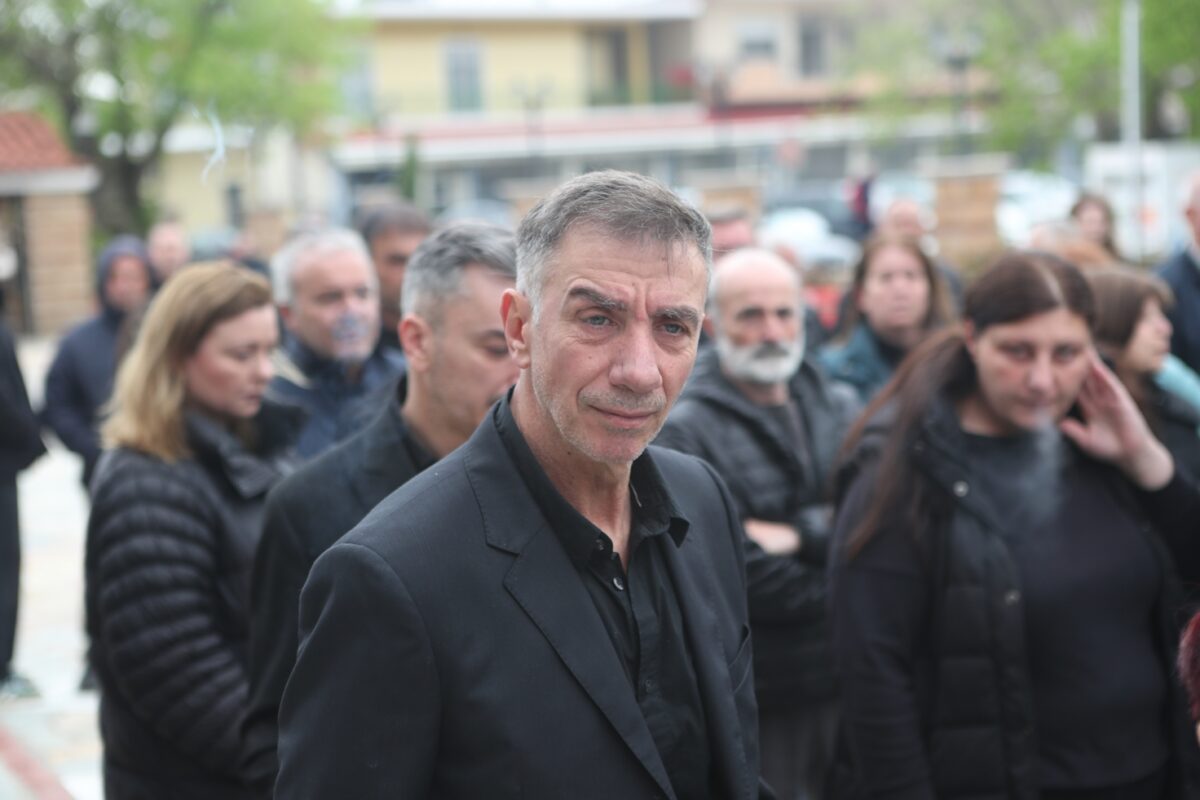 Αποχαιρετισμός Στέφανου Μπορμπόκη: Συγκλονιστική στιγμή στο ύστατο «αντίο» του παλαίμαχου ποδοσφαιριστή