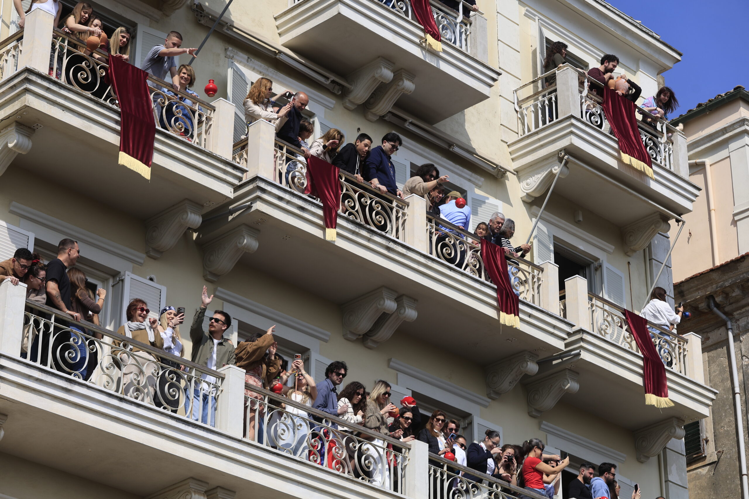 Κέρκυρα: Έσπασαν ξανά οι «Μπότηδες» για την πρώτη Ανάσταση – Θεαματικά πλάνα από το ξεχωριστό έθιμο