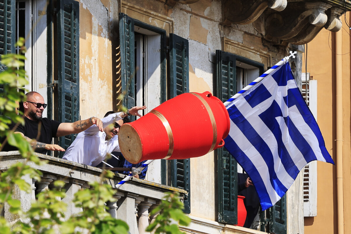 Κέρκυρα: Έσπασαν ξανά οι «Μπότηδες» για την πρώτη Ανάσταση – Θεαματικά πλάνα από το ξεχωριστό έθιμο