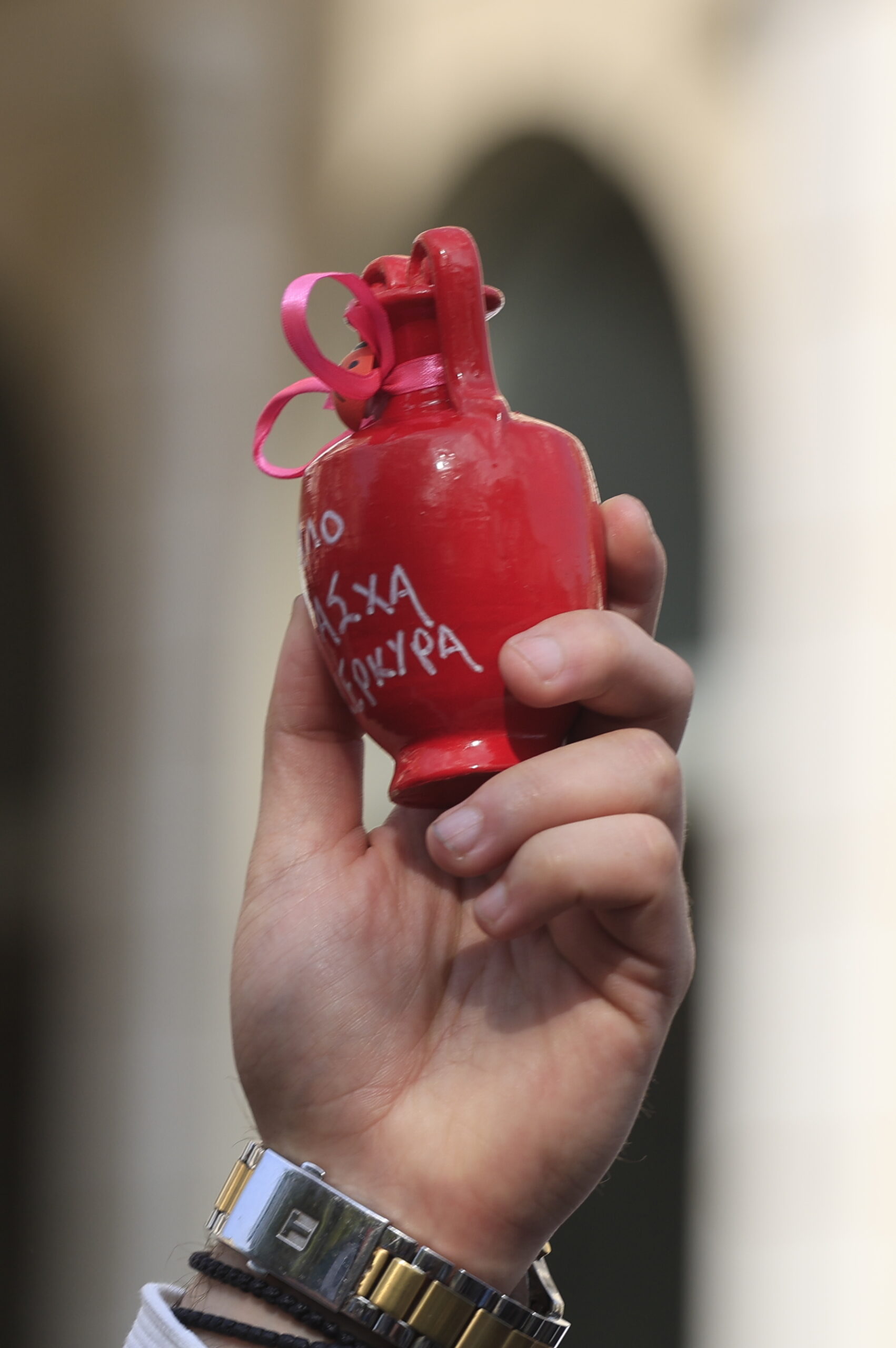 Κέρκυρα: Έσπασαν ξανά οι «Μπότηδες» για την πρώτη Ανάσταση – Θεαματικά πλάνα από το ξεχωριστό έθιμο