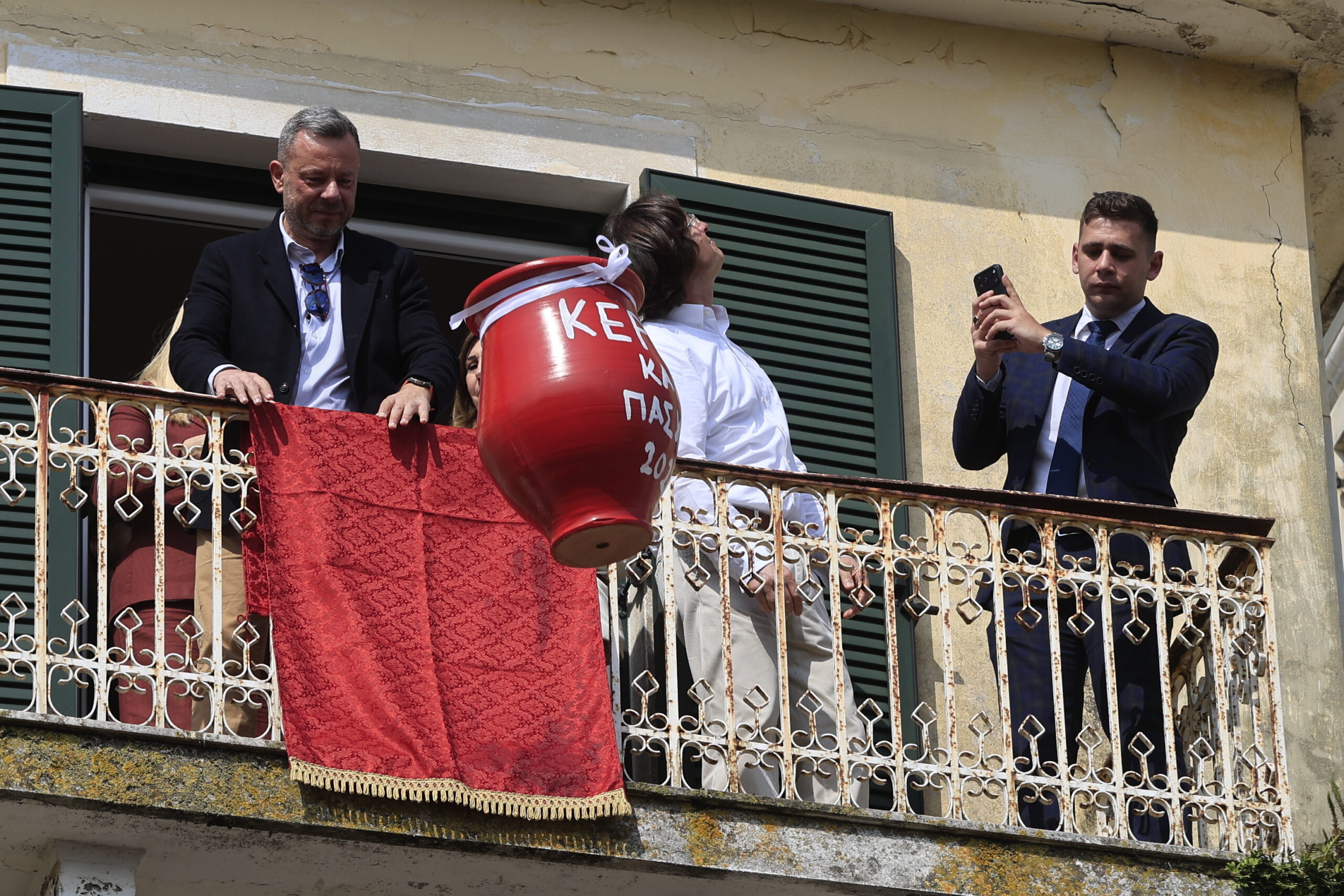 Κέρκυρα: Έσπασαν ξανά οι «Μπότηδες» για την πρώτη Ανάσταση – Θεαματικά πλάνα από το ξεχωριστό έθιμο