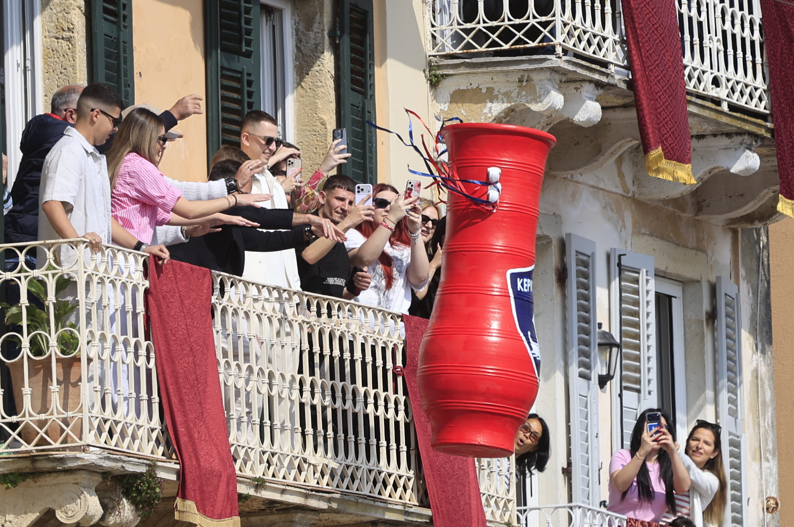 Κέρκυρα: Έσπασαν ξανά οι «Μπότηδες» για την πρώτη Ανάσταση – Θεαματικά πλάνα από το ξεχωριστό έθιμο