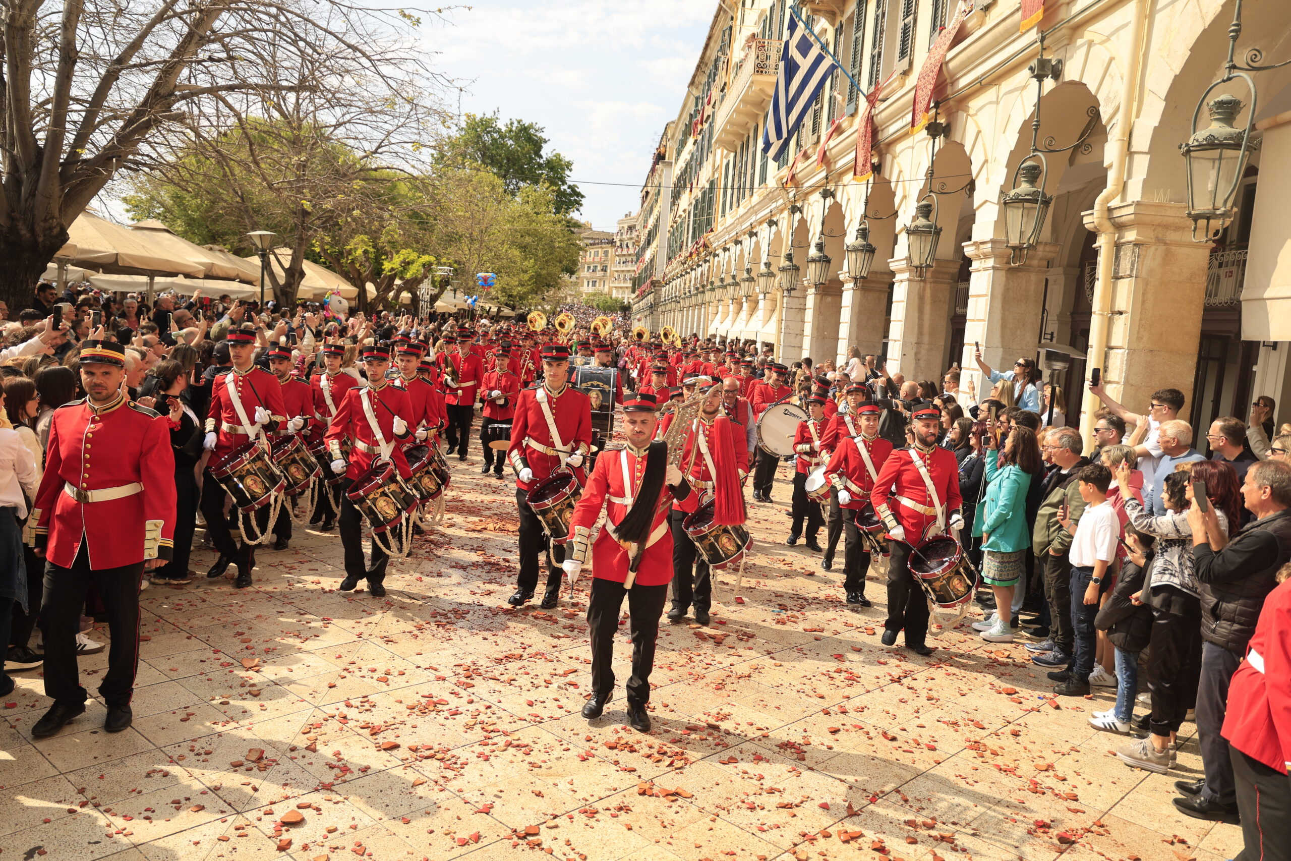 Κέρκυρα: Έσπασαν ξανά οι «Μπότηδες» για την πρώτη Ανάσταση – Θεαματικά πλάνα από το ξεχωριστό έθιμο