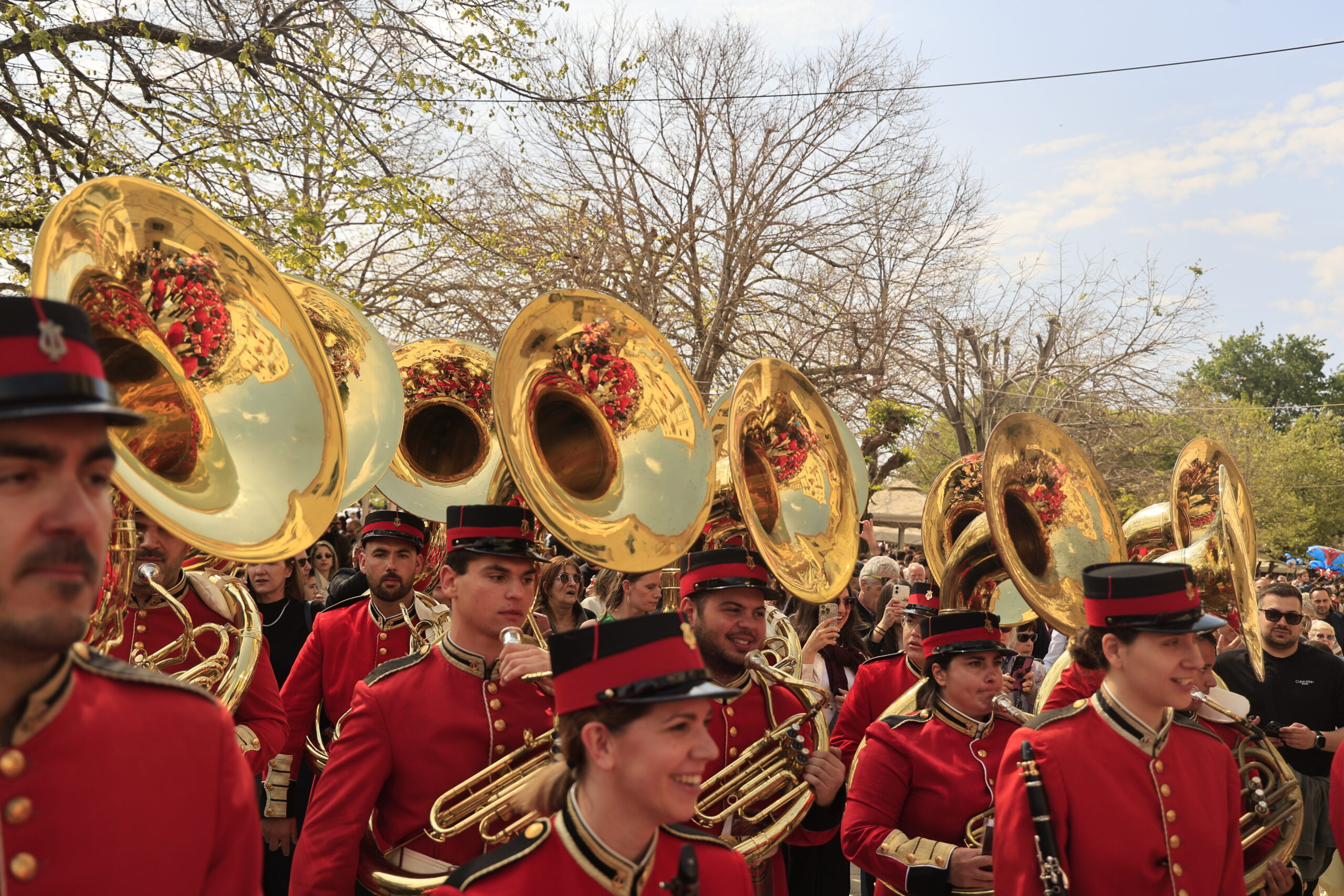 Κέρκυρα: Έσπασαν ξανά οι «Μπότηδες» για την πρώτη Ανάσταση – Θεαματικά πλάνα από το ξεχωριστό έθιμο