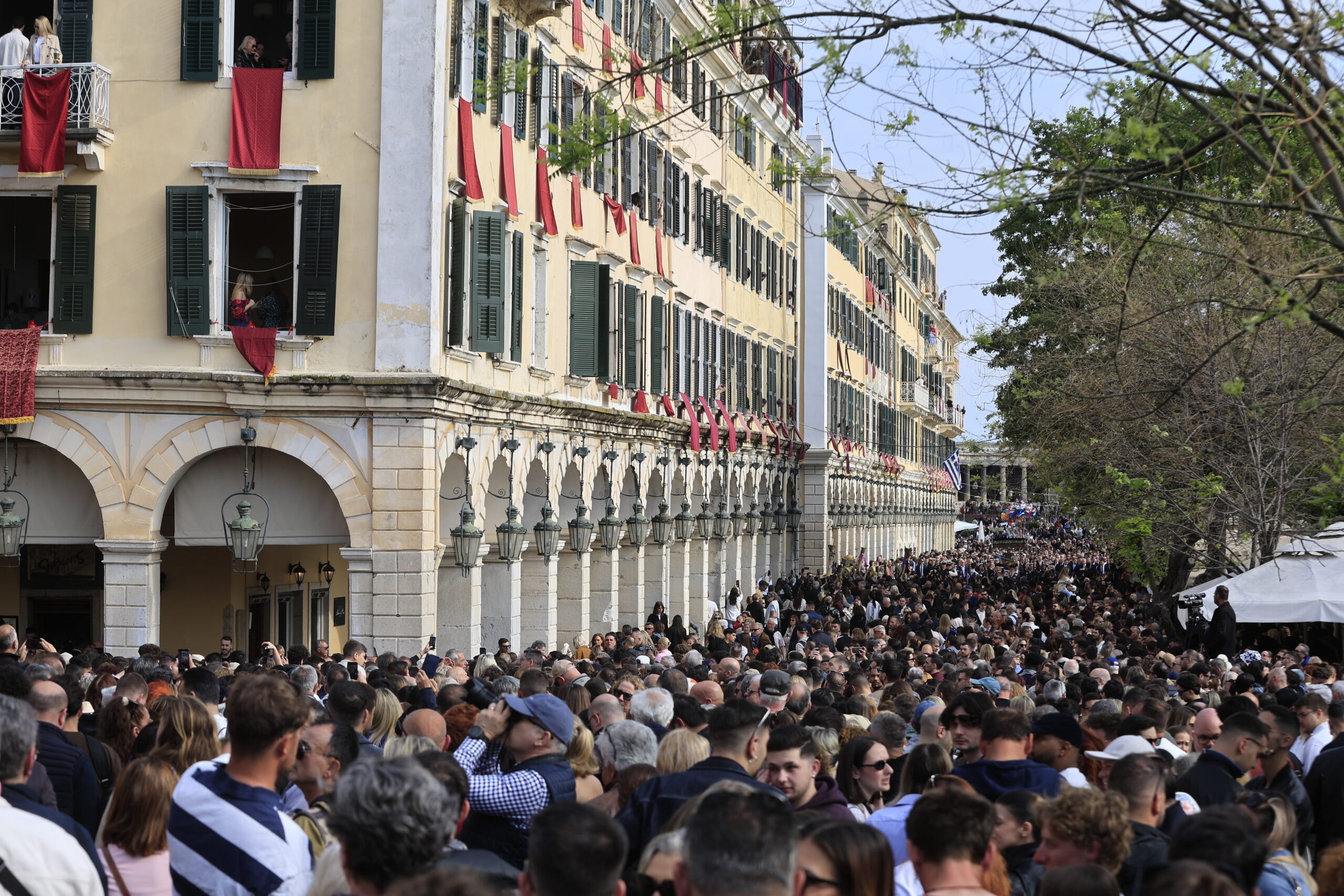 Κέρκυρα: Έσπασαν ξανά οι «Μπότηδες» για την πρώτη Ανάσταση – Θεαματικά πλάνα από το ξεχωριστό έθιμο