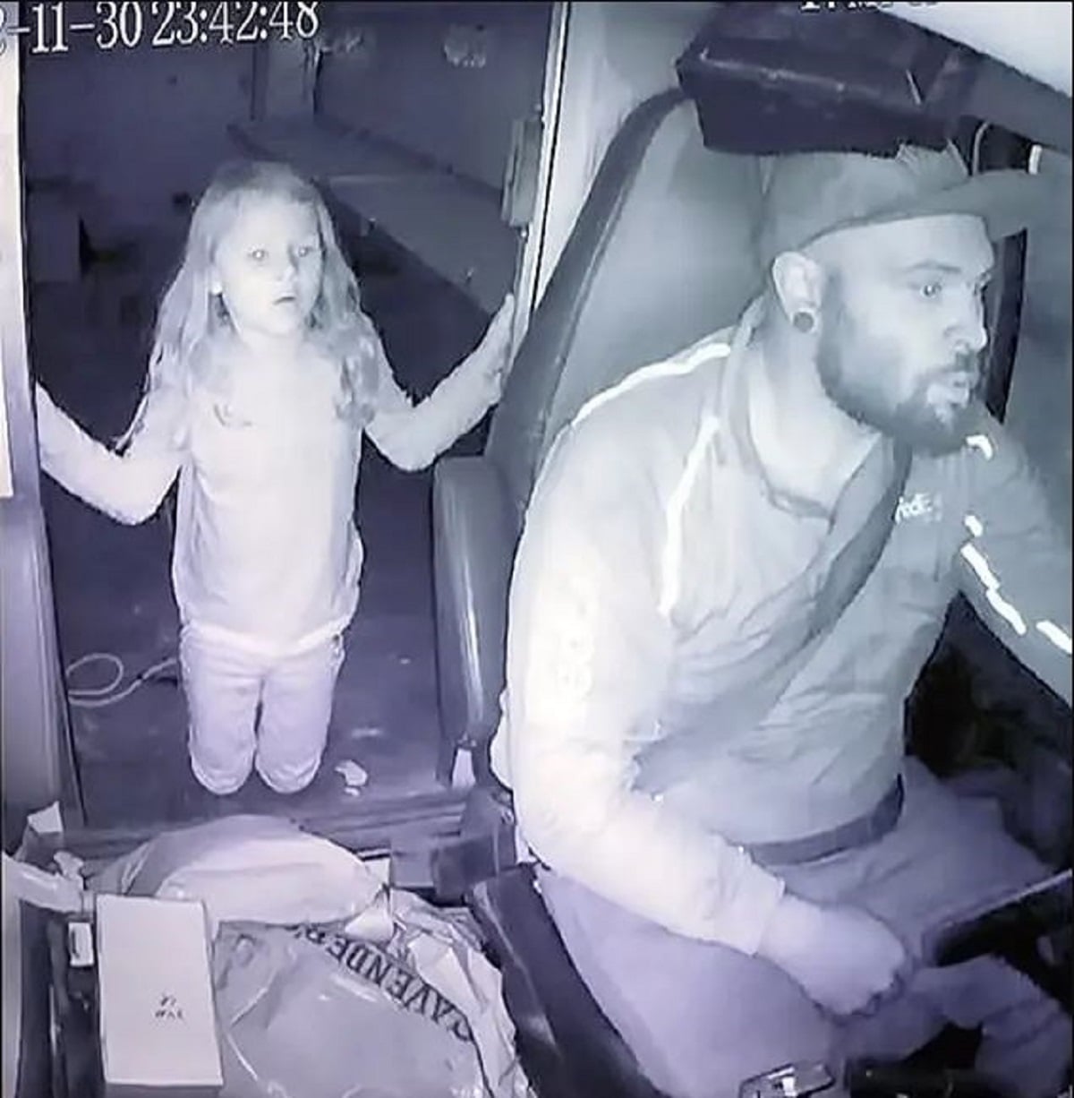 Τέξας: Σοκάρει η φωτογραφία της 7χρονης λίγο πριν από τη δολοφονία της – Ένοχος δήλωσε ο 34χρονος οδηγός εταιρείας κούριερ 7 Βίντεο από κάμερα ασφαλείας που δείχνει την Αθηνά Στραντ μέσα στο φορτηγό της FedEx του Τάνερ Χόρνερ.FOX 4 Dallas-Fort Worth