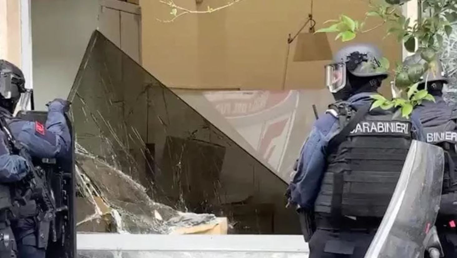 Νάπολη: Θεαματική ληστεία σε τράπεζα, οι δράστες φορούσαν μάσκες ηθοποιών – Κράτησαν 25 ομήρους και διέφυγαν από υπόγεια σήραγγα