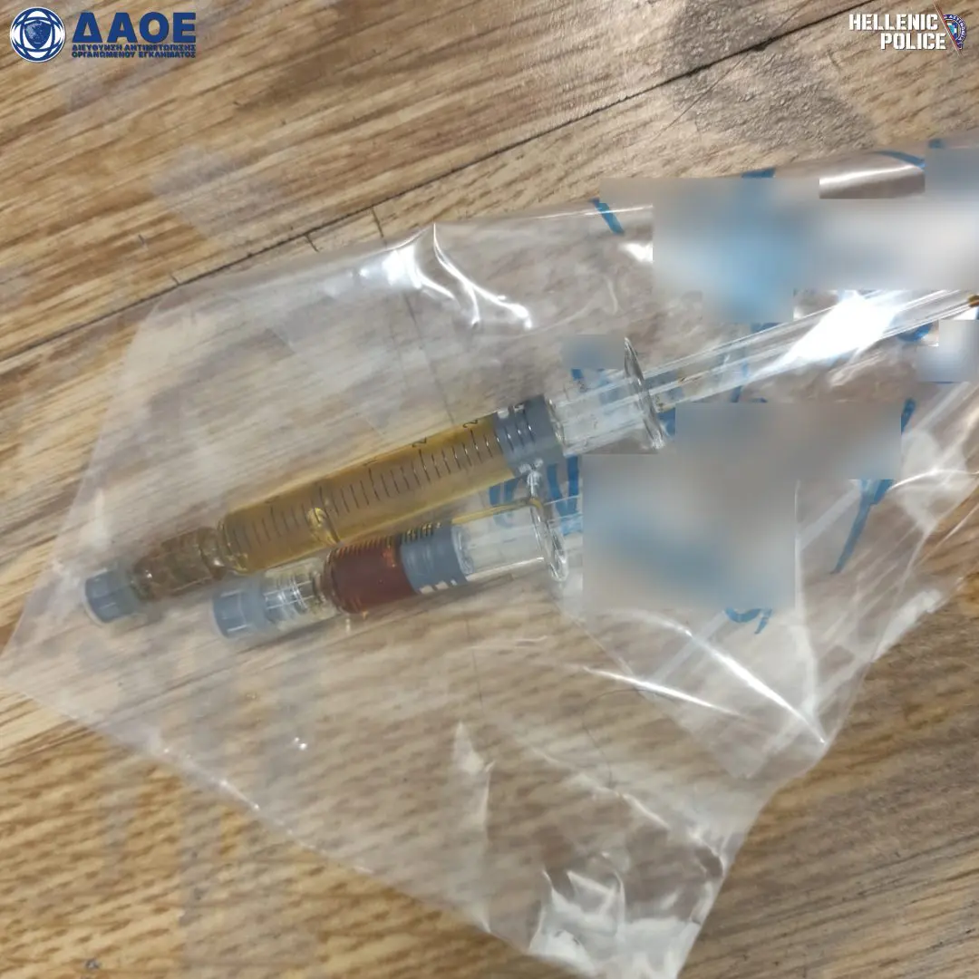 Φυλακισμένος υπάλληλος εισήγαγε ναρκωτικά και συσκευές ατμίσματος κάνναβης από ΗΠΑ, Ισπανία, Βρετανία 18 Συνελήφθη σωφρονιστικός υπάλληλος που εισήγαγε ναρκωτικά και συσκευές ατμίσματος κάνναβης, από ΗΠΑ, Ισπανία, Βρετανία