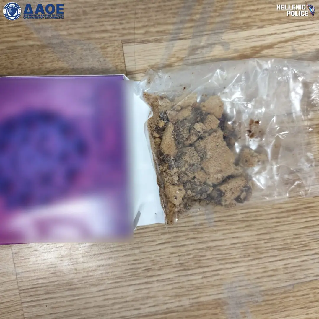 Φυλακισμένος υπάλληλος εισήγαγε ναρκωτικά και συσκευές ατμίσματος κάνναβης από ΗΠΑ, Ισπανία, Βρετανία 19 Συνελήφθη σωφρονιστικός υπάλληλος που εισήγαγε ναρκωτικά και συσκευές ατμίσματος κάνναβης, από ΗΠΑ, Ισπανία, Βρετανία