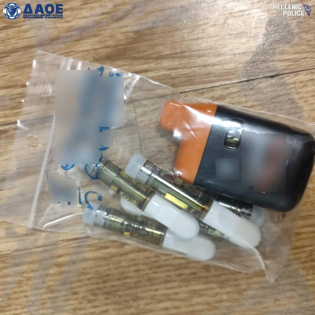 Φυλακισμένος υπάλληλος εισήγαγε ναρκωτικά και συσκευές ατμίσματος κάνναβης από ΗΠΑ, Ισπανία, Βρετανία 21 Συνελήφθη σωφρονιστικός υπάλληλος που εισήγαγε ναρκωτικά και συσκευές ατμίσματος κάνναβης, από ΗΠΑ, Ισπανία, Βρετανία