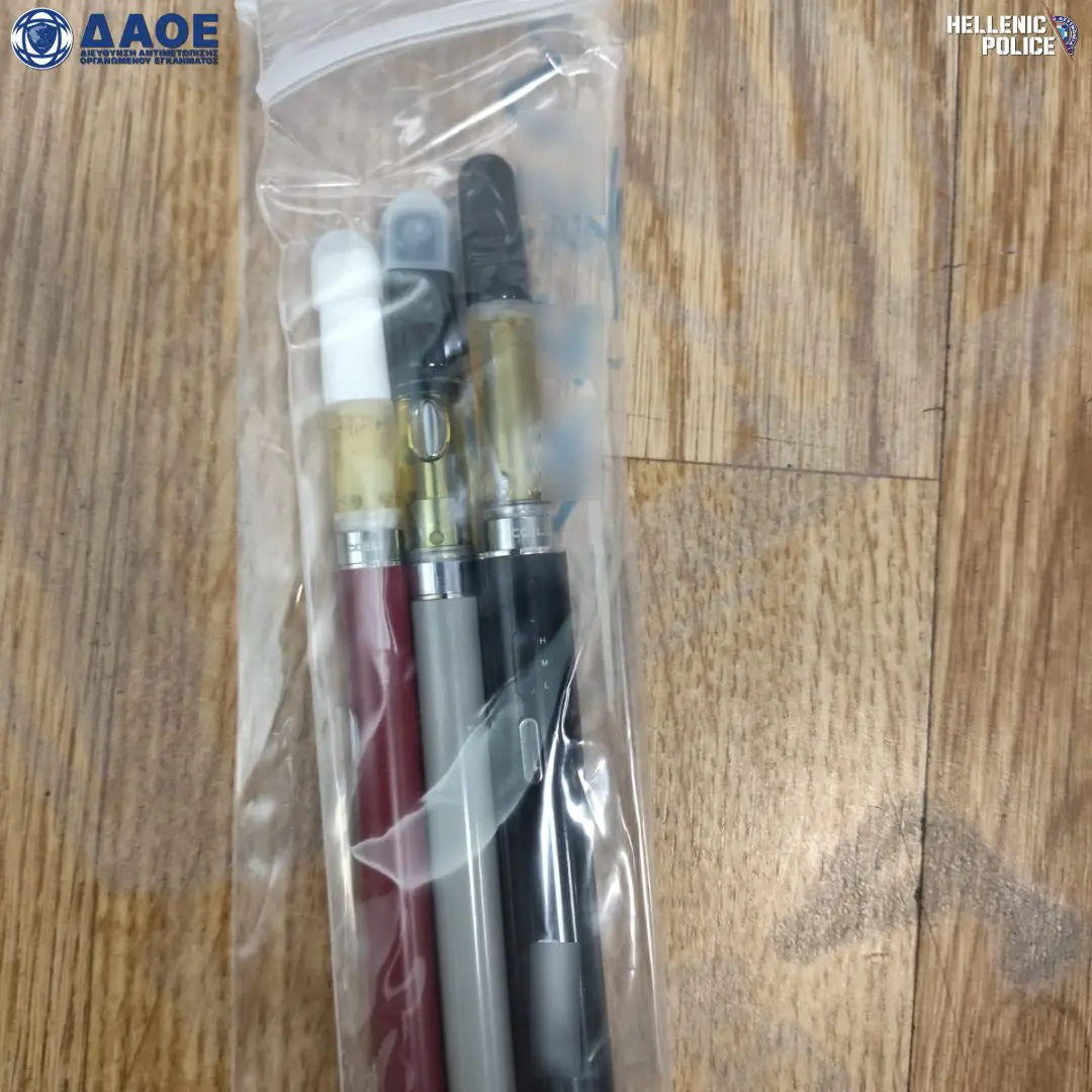 Φυλακισμένος υπάλληλος εισήγαγε ναρκωτικά και συσκευές ατμίσματος κάνναβης από ΗΠΑ, Ισπανία, Βρετανία 22 Συνελήφθη σωφρονιστικός υπάλληλος που εισήγαγε ναρκωτικά και συσκευές ατμίσματος κάνναβης, από ΗΠΑ, Ισπανία, Βρετανία