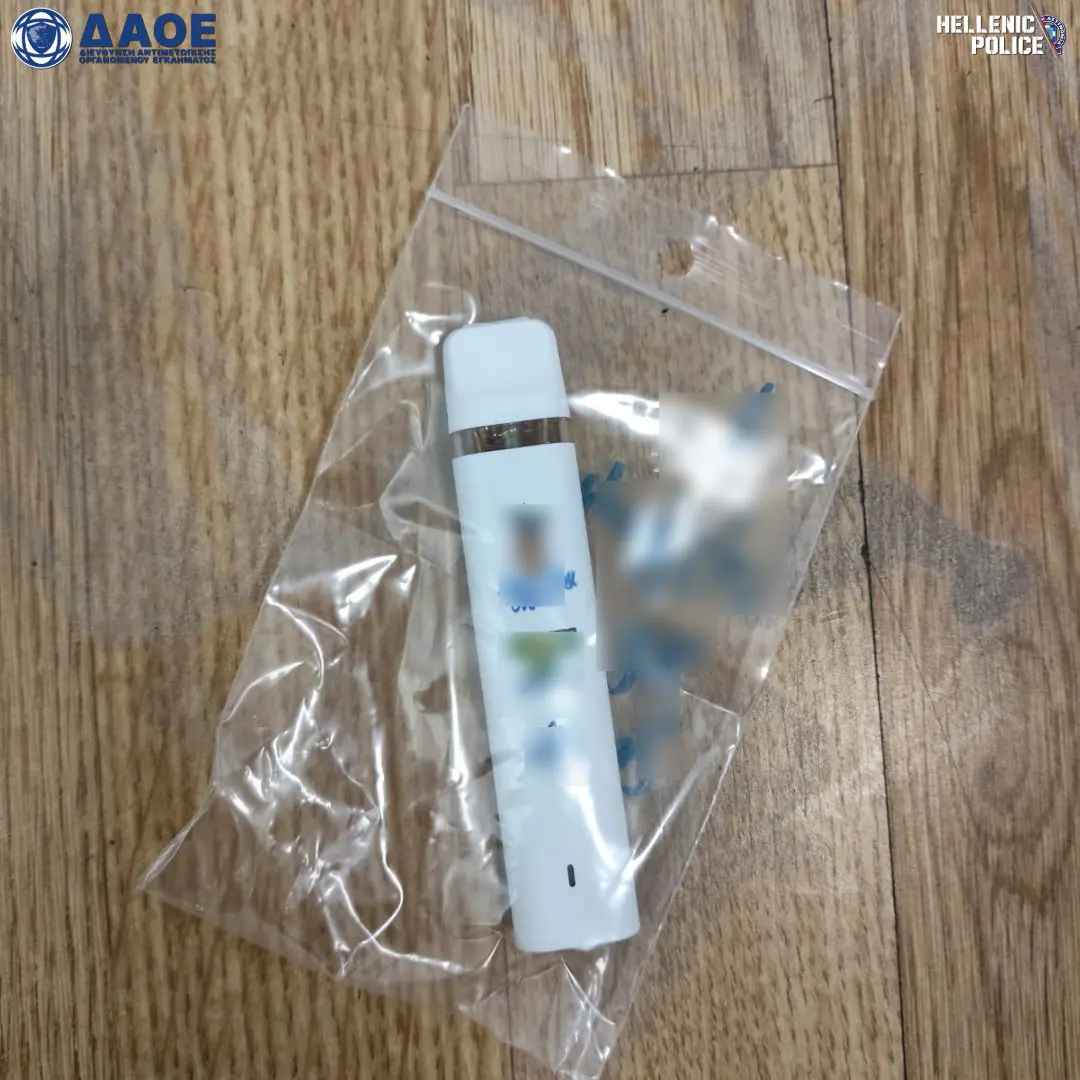 Φυλακισμένος υπάλληλος εισήγαγε ναρκωτικά και συσκευές ατμίσματος κάνναβης από ΗΠΑ, Ισπανία, Βρετανία 12 Συνελήφθη σωφρονιστικός υπάλληλος που εισήγαγε ναρκωτικά και συσκευές ατμίσματος κάνναβης, από ΗΠΑ, Ισπανία, Βρετανία