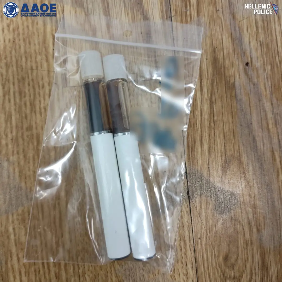 Φυλακισμένος υπάλληλος εισήγαγε ναρκωτικά και συσκευές ατμίσματος κάνναβης από ΗΠΑ, Ισπανία, Βρετανία 13 Συνελήφθη σωφρονιστικός υπάλληλος που εισήγαγε ναρκωτικά και συσκευές ατμίσματος κάνναβης, από ΗΠΑ, Ισπανία, Βρετανία