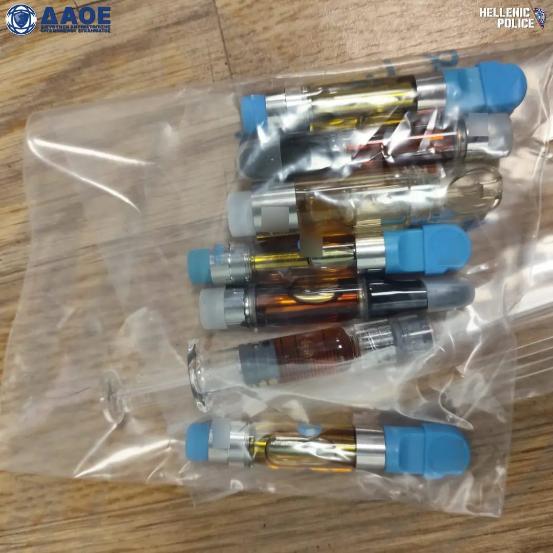 Φυλακισμένος υπάλληλος εισήγαγε ναρκωτικά και συσκευές ατμίσματος κάνναβης από ΗΠΑ, Ισπανία, Βρετανία 17 Συνελήφθη σωφρονιστικός υπάλληλος που εισήγαγε ναρκωτικά και συσκευές ατμίσματος κάνναβης, από ΗΠΑ, Ισπανία, Βρετανία