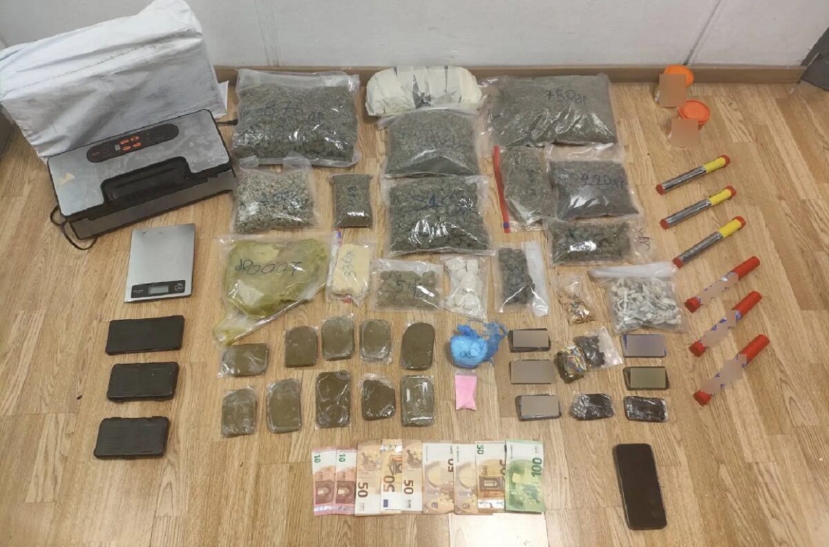 Χειροπέδες σε 27χρονο που παρέλαβε ταχυδρομικό δέμα με 2 κιλά χασίς