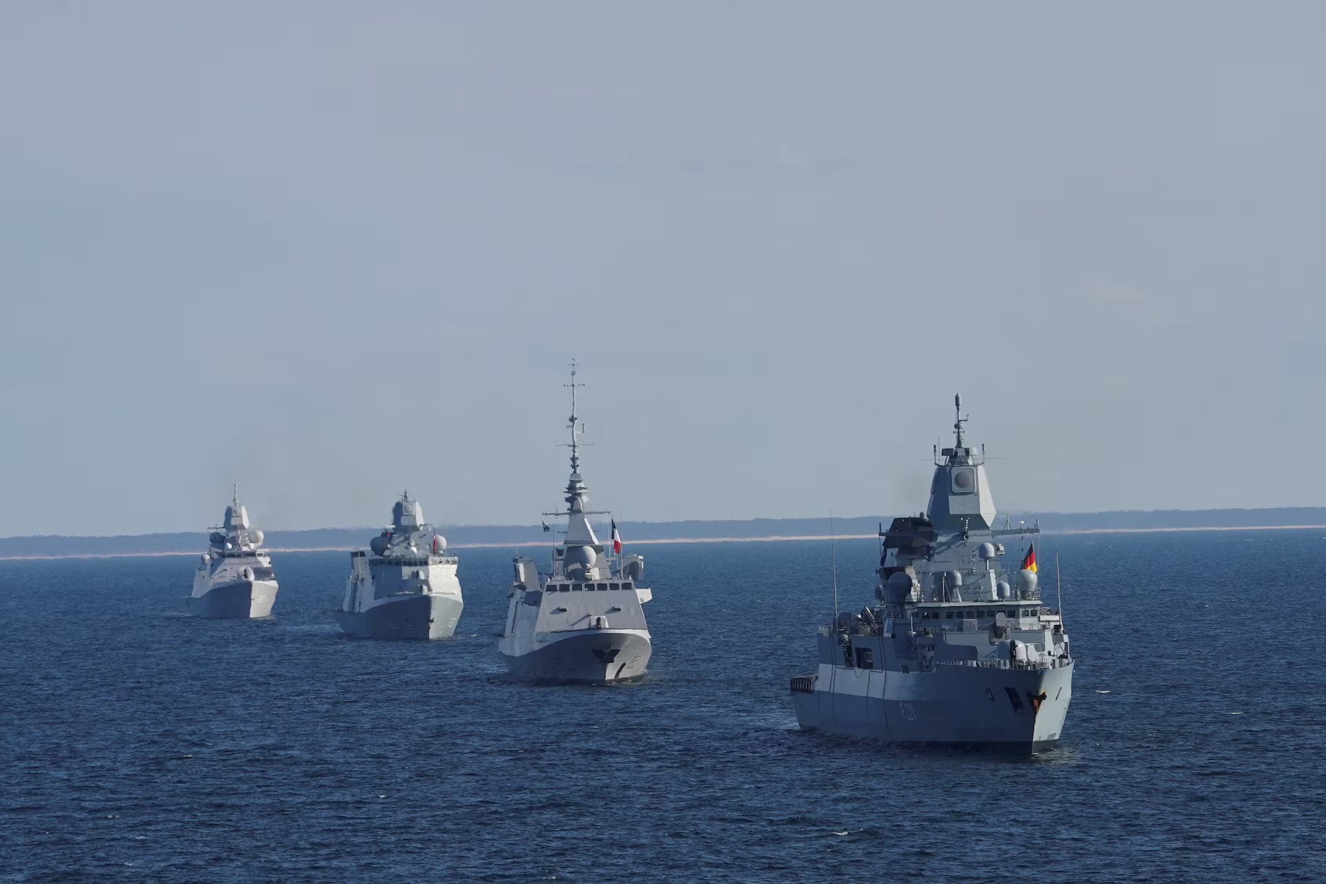 Handelsblatt: Σχέδιο ναυτικής αποστολής στα Στενά του Ορμούζ για τον κατευνασμό του Τραμπ