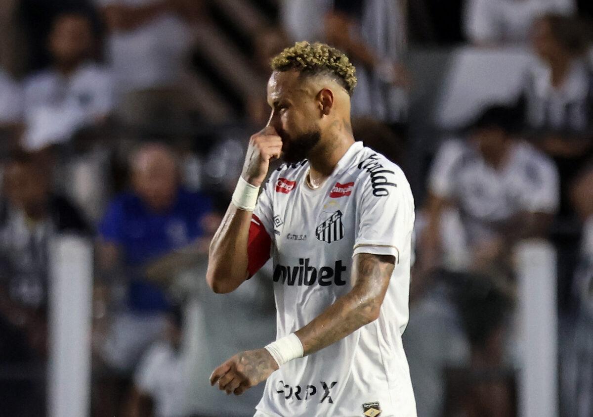 Ο Νεϊμάρ δέχθηκε αποδοκιμασίες από τους φιλάθλους της Σάντος και αγνόησε τις αντιδράσεις τους