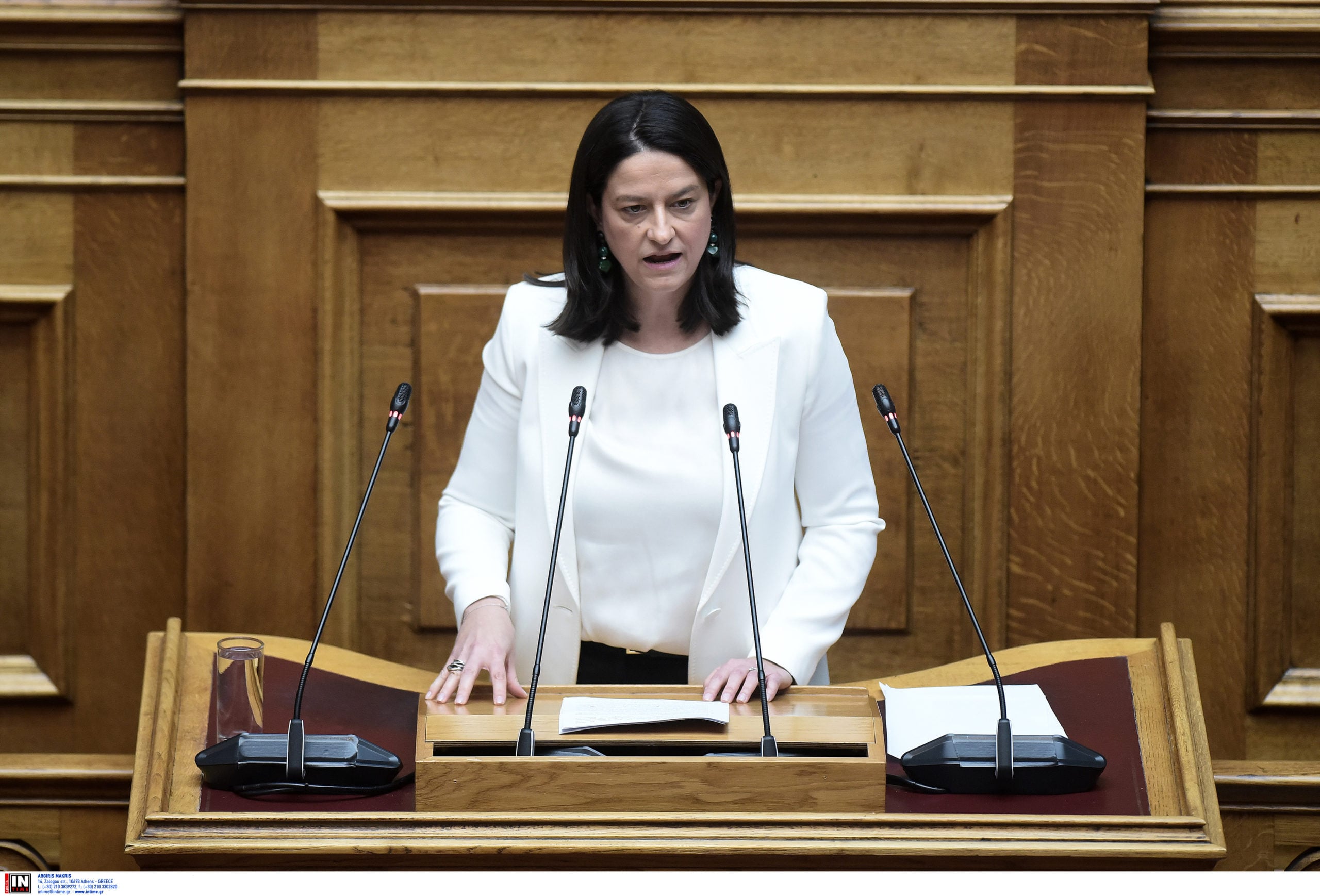 Κεραμέως: Επικοινώνησε με τον τραυματισμένο υπάλληλο του ΕΦΚΑ – Είναι σε καλή κατάσταση