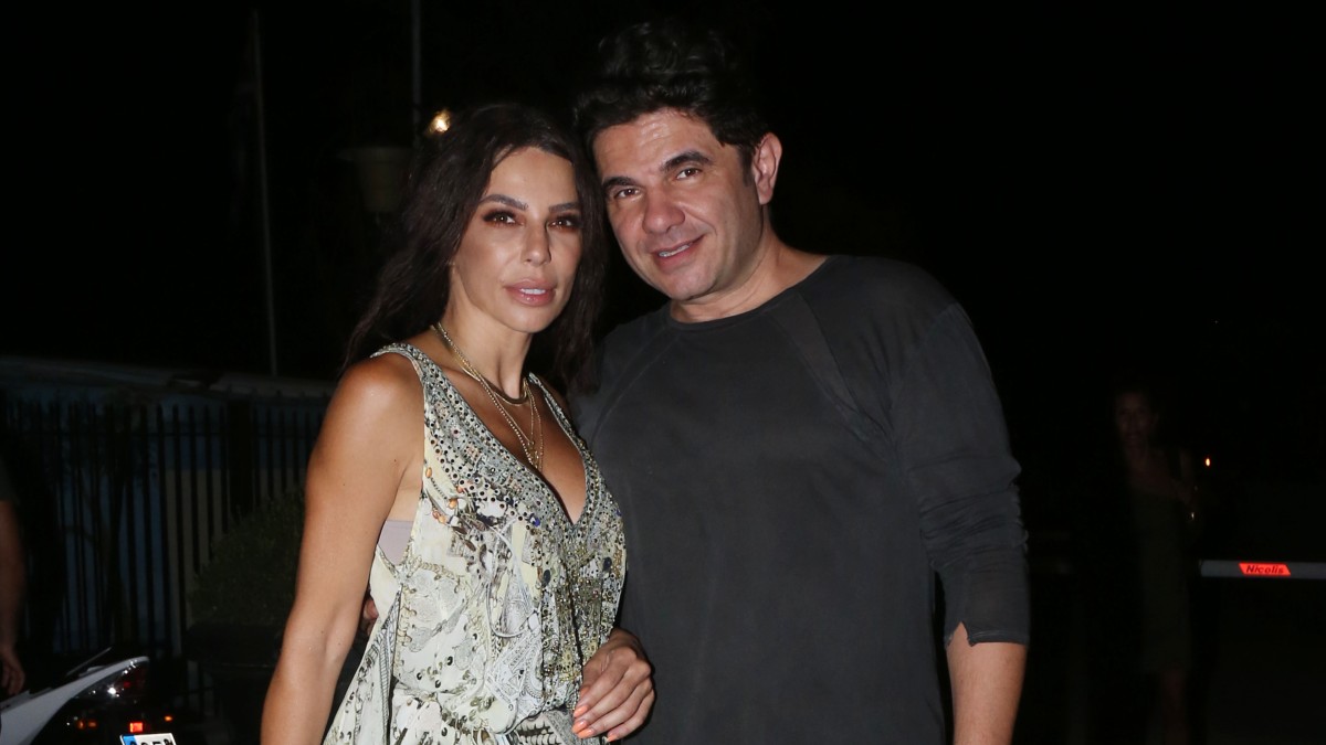 Κέλλυ Κελεκίδου: Η κόρη της ακολουθεί τα βήματά της – Μαζί σε δημοτικά τραγούδια (Βίντεο) 3 Η Κέλλυ Κελεκίδου και ο Νίκος Κούρκουλης σε βραδινή έξοδο.