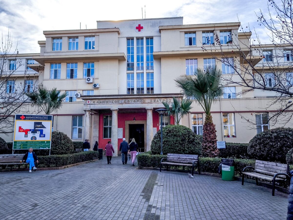 Αποχώρησαν από το νοσοκομείο οι 4 γυναίκες που τραυμάτισε ο 89χρονος στο Εφετείο – Συνεχίζει να νοσηλεύεται ο υπάλληλος του ΕΦΚΑ