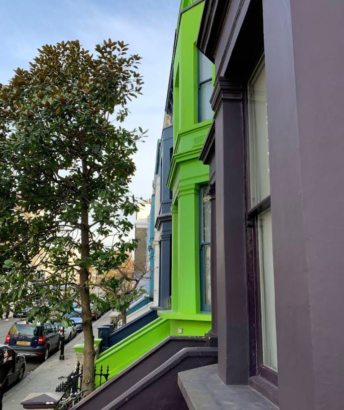 Νότινγκ Χιλ: Έβαψαν τα σπίτια μαύρα για να απομακρύνουν τους τουρίστες, αλλά κατάφεραν το αντίθετο – Απελπισμένοι οι κάτοικοι