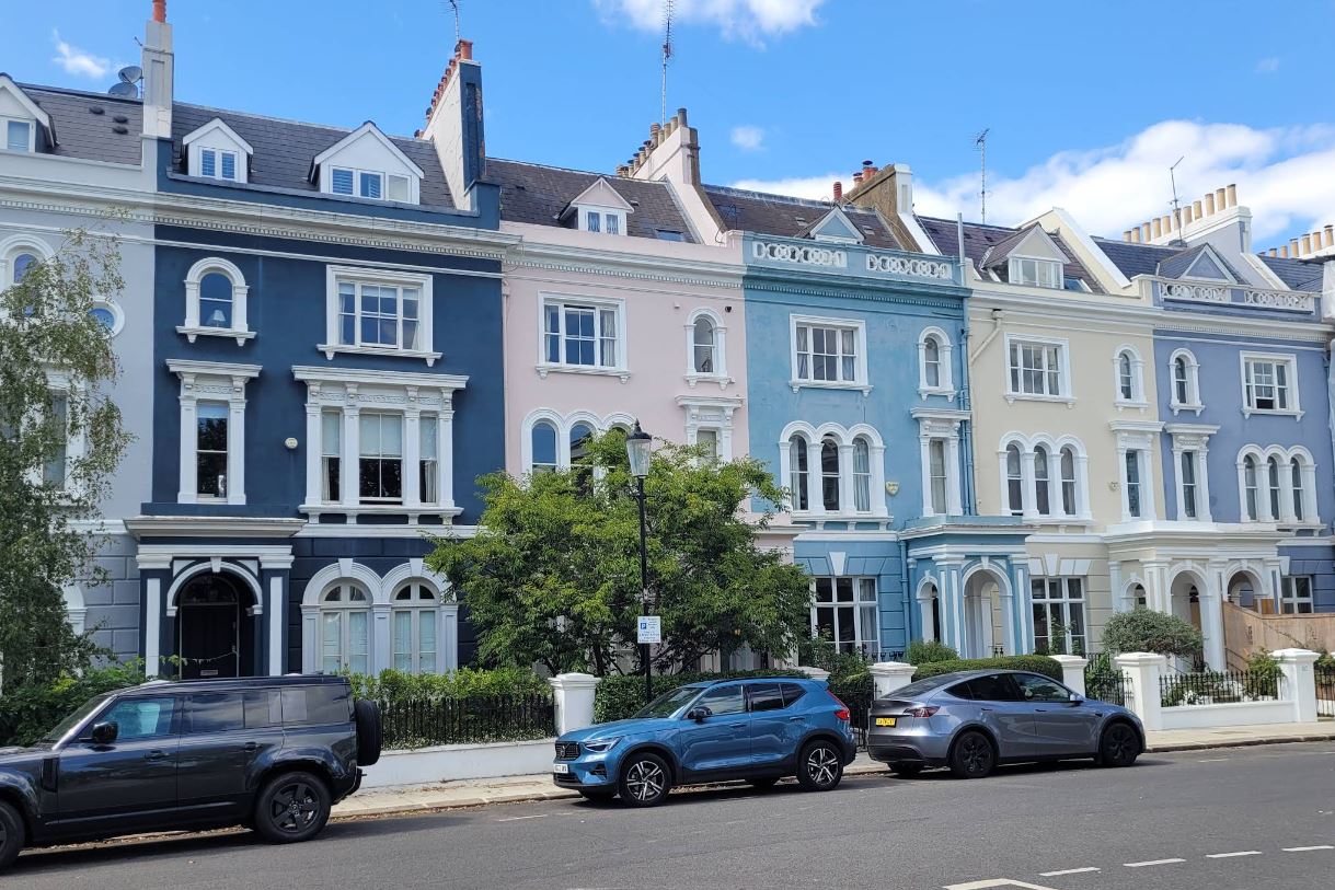 Νότινγκ Χιλ: Έβαψαν τα σπίτια μαύρα για να απομακρύνουν τους τουρίστες, αλλά κατάφεραν το αντίθετο – Απελπισμένοι οι κάτοικοι