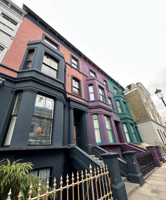 Νότινγκ Χιλ: Έβαψαν τα σπίτια μαύρα για να απομακρύνουν τους τουρίστες, αλλά κατάφεραν το αντίθετο – Απελπισμένοι οι κάτοικοι