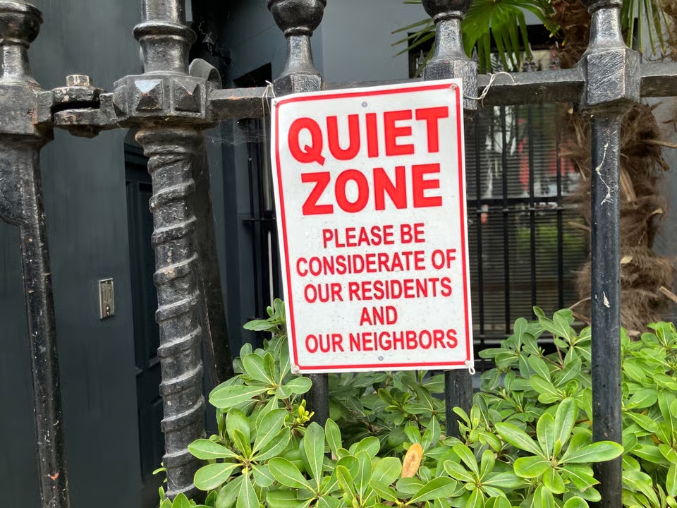 Νότινγκ Χιλ: Έβαψαν τα σπίτια μαύρα για να απομακρύνουν τους τουρίστες, αλλά κατάφεραν το αντίθετο – Απελπισμένοι οι κάτοικοι