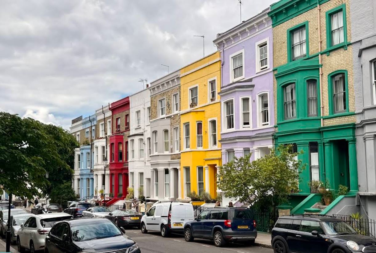 Νότινγκ Χιλ: Έβαψαν τα σπίτια μαύρα για να απομακρύνουν τους τουρίστες, αλλά κατάφεραν το αντίθετο – Απελπισμένοι οι κάτοικοι