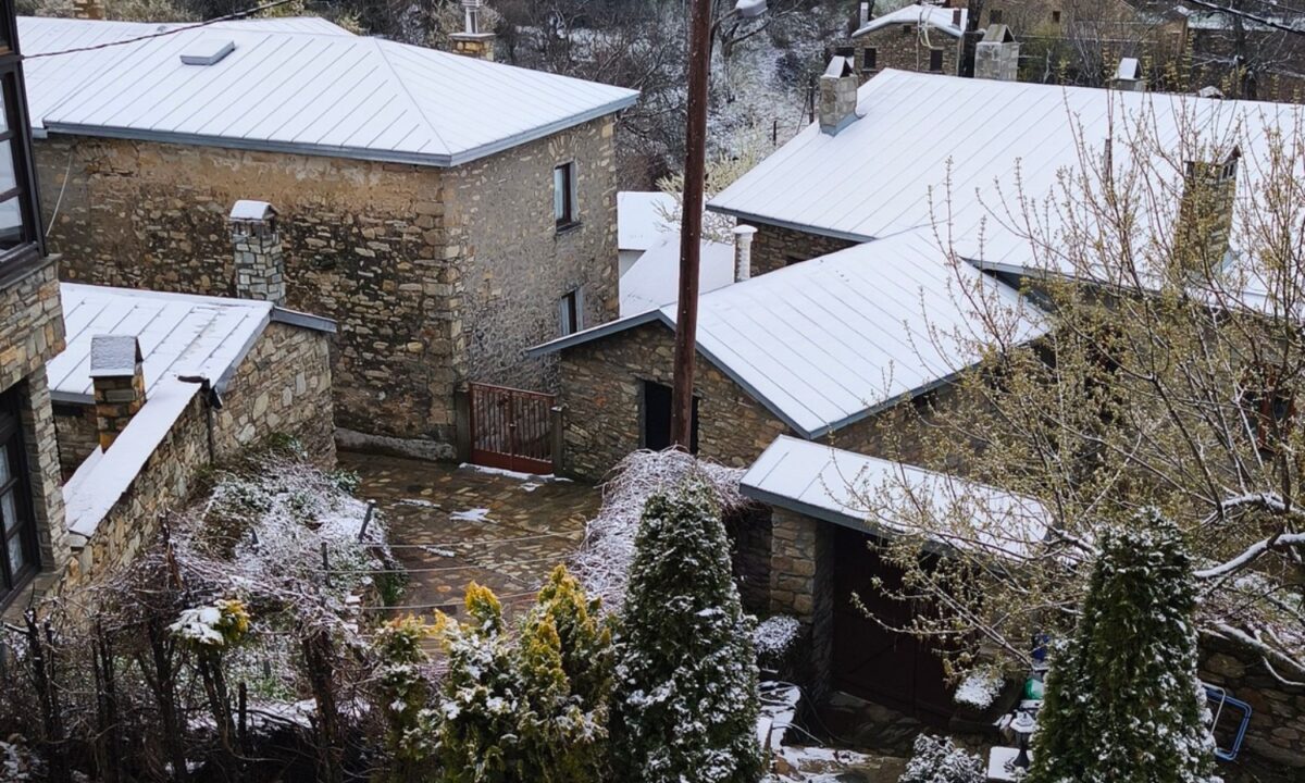 Καιρός: Ραγδαία πτώση της θερμοκρασίας σε λίγες ώρες – Από 27 βαθμούς σε χιονισμένο Νύμφαιο και Σέλι