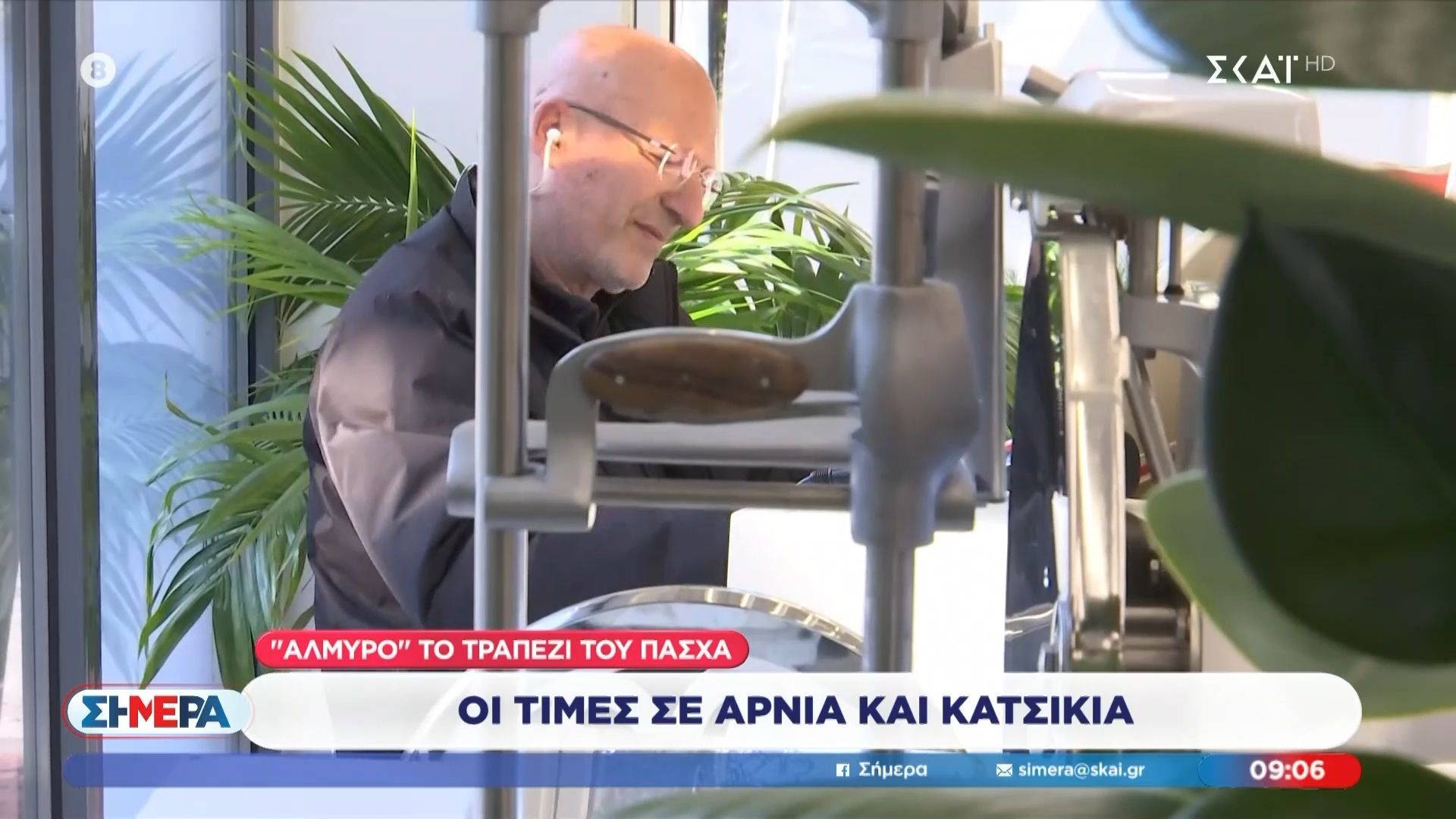 Ο Γ. Τσελίκας παίζει πιάνο: «Η ζωή μας είναι σαν τα πλήκτρα, μαύρα κι άσπρα»