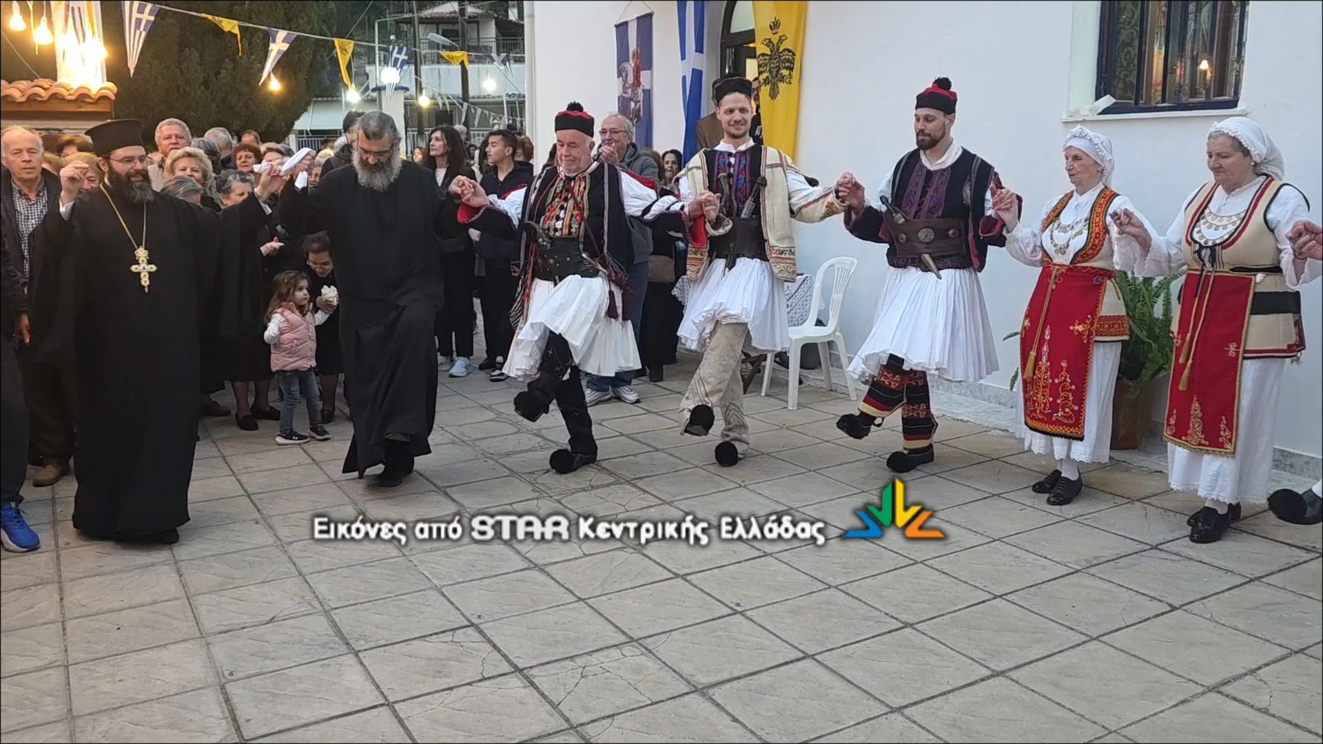 Ο Καλλίχορος Λαμίας χορεύει στο προαύλιο του Ιερού Ναού του Αγίου Γεωργίου