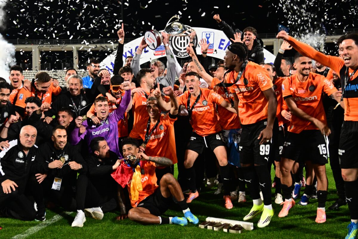 Θριαμβευτική πομπή του ΟΦΗ με ανοιχτό λεωφορείο στο Ηράκλειο – «Καταρρίπτονται τα τείχη για τους Κυπελλούχους»