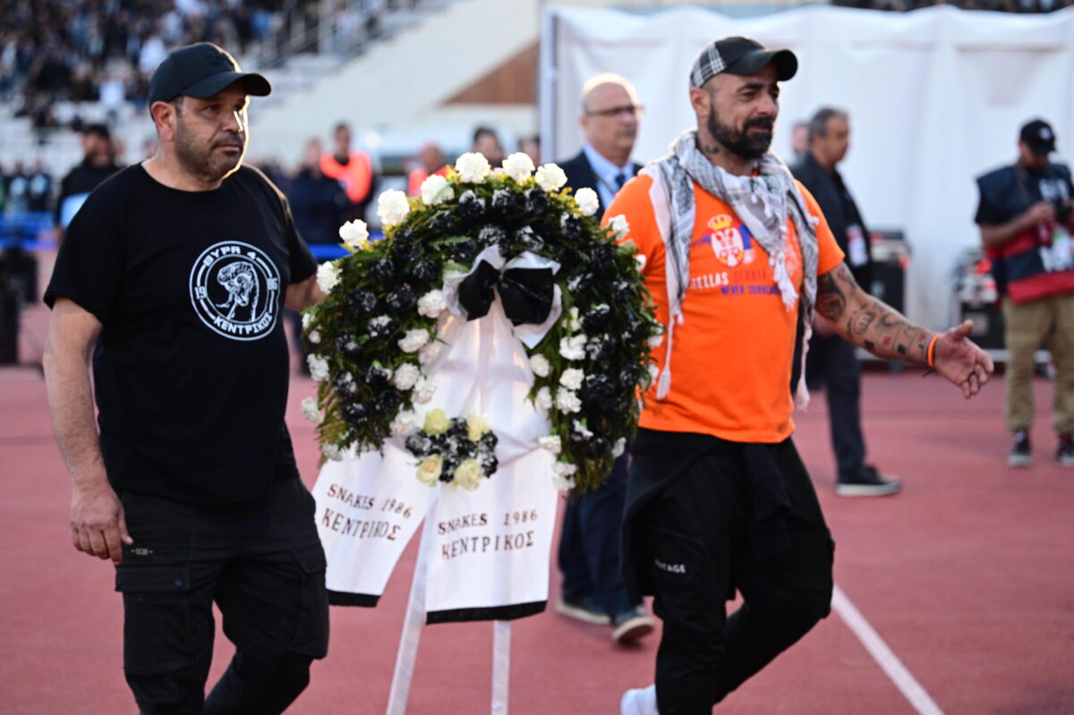 ΠΑΟΚ – ΟΦΗ: Κρητικοί οπαδοί τίμησαν με στεφάνια τους αδικοχαμένους φίλους του «δικεφάλου» στο δυστύχημα της Ρουμανίας