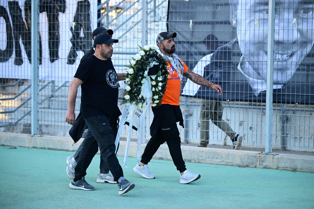 ΠΑΟΚ – ΟΦΗ: Κρητικοί οπαδοί τίμησαν με στεφάνια τους αδικοχαμένους φίλους του «δικεφάλου» στο δυστύχημα της Ρουμανίας