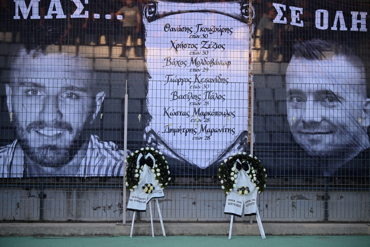 ΠΑΟΚ – ΟΦΗ: Κρητικοί οπαδοί τίμησαν με στεφάνια τους αδικοχαμένους φίλους του «δικεφάλου» στο δυστύχημα της Ρουμανίας