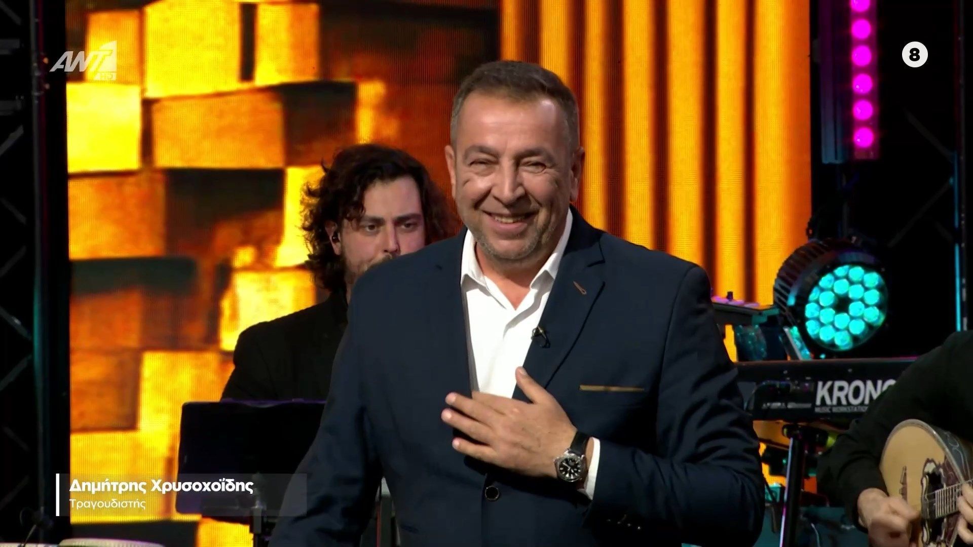 Οι «στιγμές» με τον Γρηγόρη Αρναούτογλου ολοκληρώνονται με μουσική, καθώς ο Δημήτρης Χρυσοχοΐδης ερμηνεύει ζωντανά το αγαπημένο του τραγούδι.