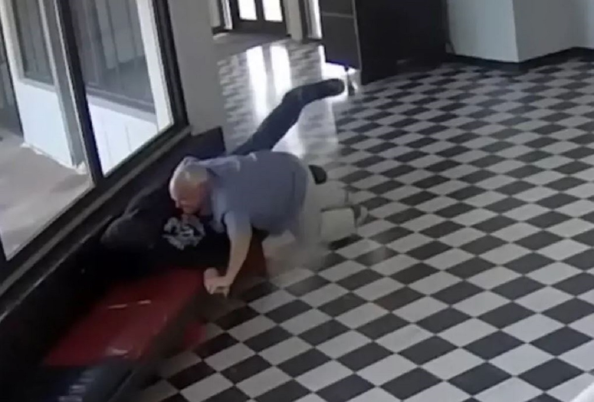 Οκλαχόμα: Διευθυντής σχολείου ακινητοποίησε ένοπλο μαθητή παρά τον τραυματισμό του – «Είχε σκοπό να σκοτώσει» 5 KOCO 5 News / YouTube