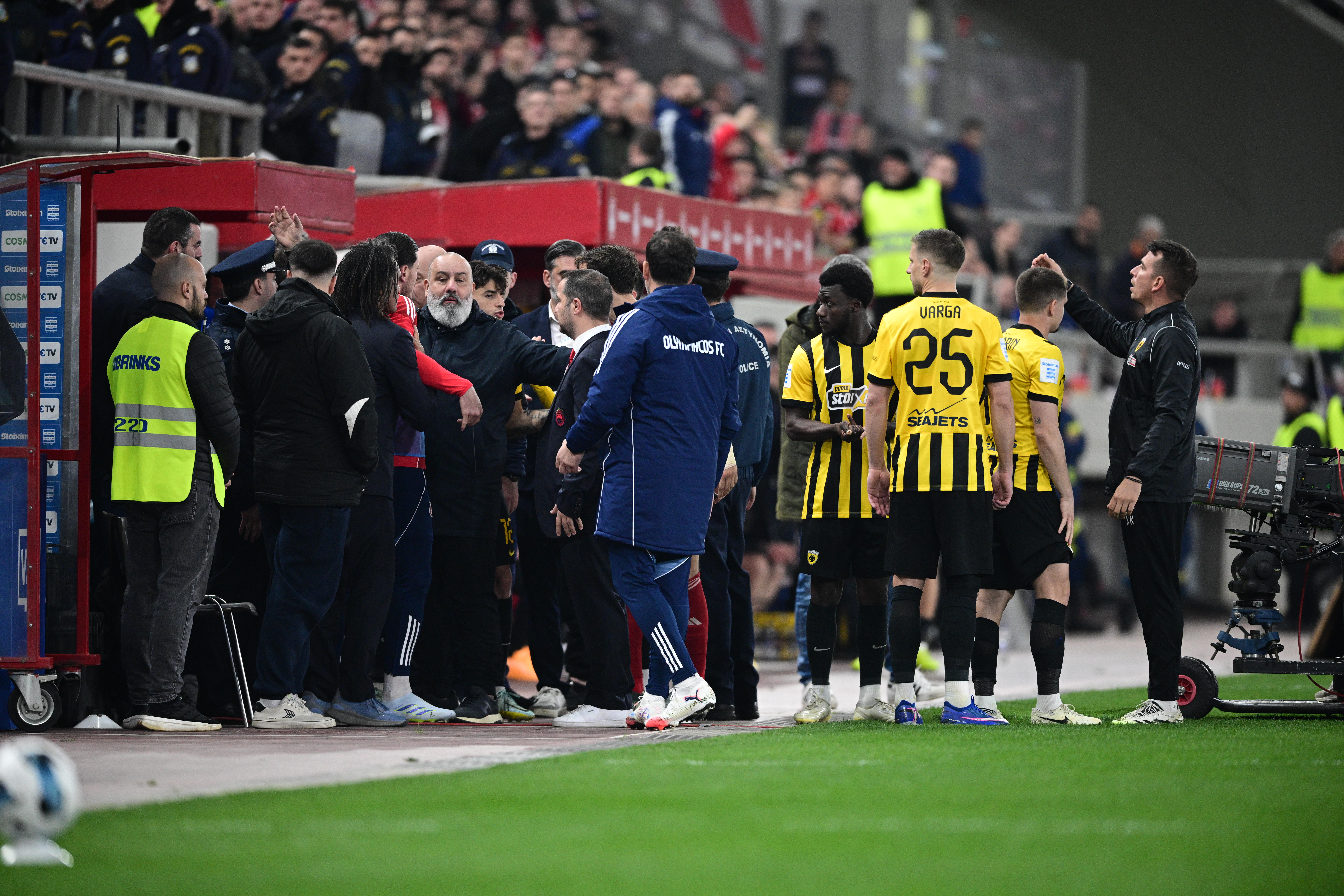 Αναταραχή πριν την έναρξη του δεύτερου ημιχρόνου στο Ολυμπιακός – ΑΕΚ: Ζωντανός διάλογος Κοβάτσεβιτς με Ναλιτζή