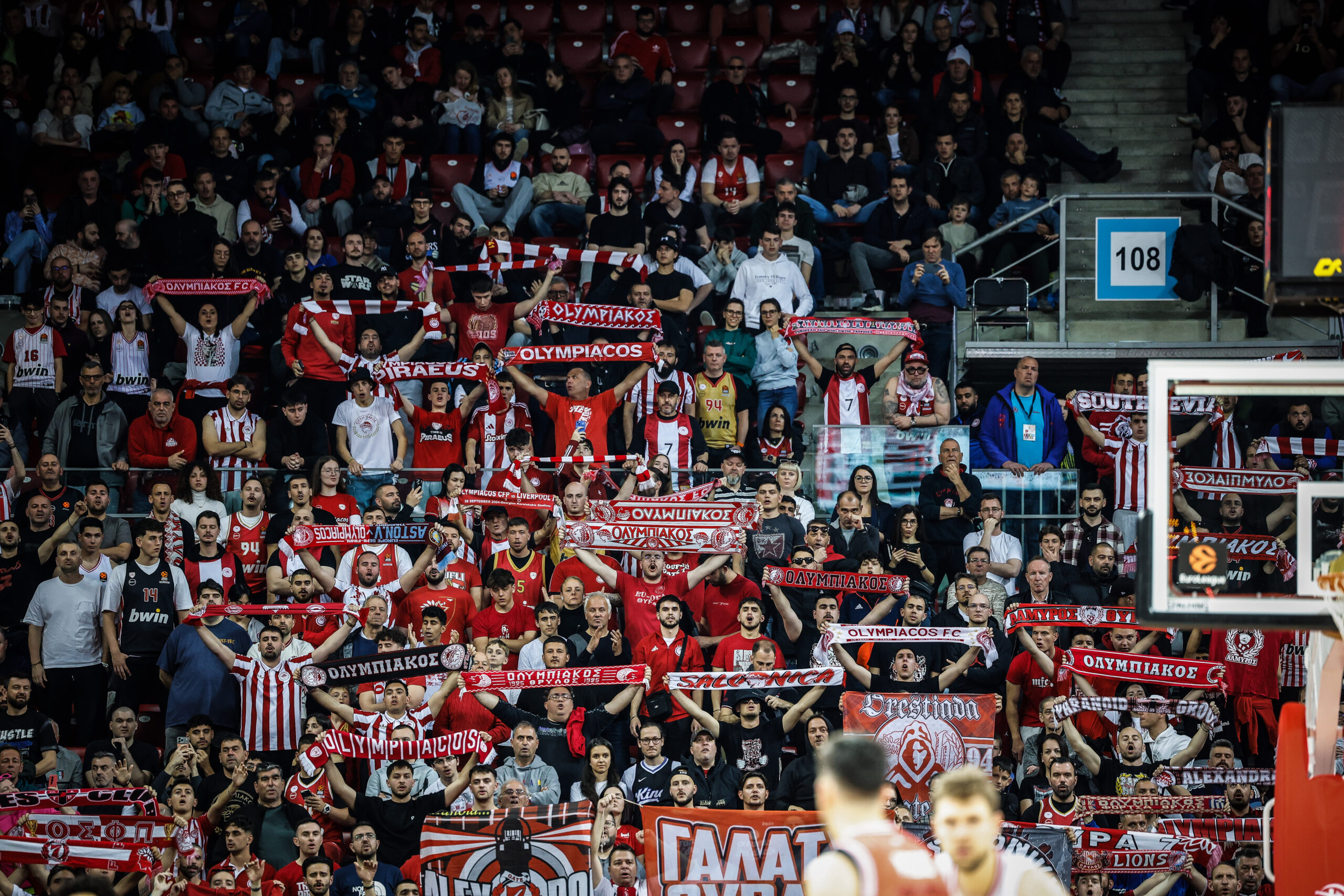 Γιορτή παικτών και οπαδών του Ολυμπιακού στη Σόφια για τον θρίαμβο επί της Χάποελ Τελ Αβίβ 4 Οι φίλοι του Ολυμπιακού
