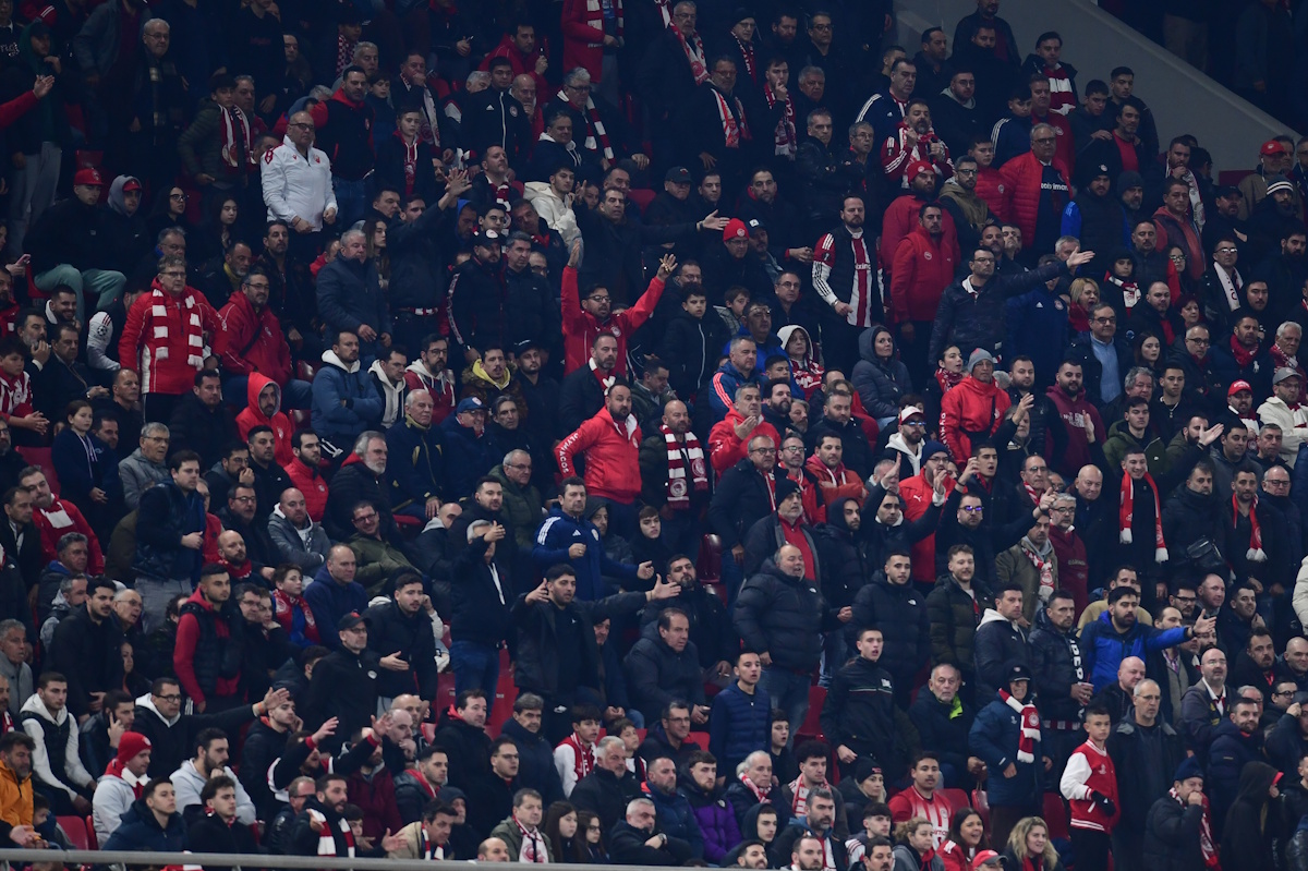 Φίλαθλοι του Ολυμπιακού στην προπόνηση, πριν τον Παναθηναϊκό: «Δώστε τα όλα για τη φανέλα»