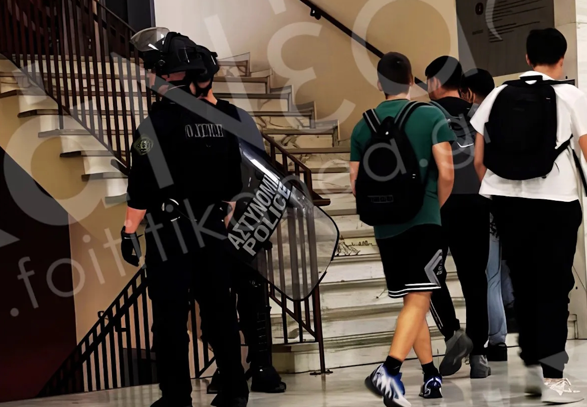 Καταστροφές στο Οικονομικό Πανεπιστήμιο Αθηνών κατά τη διάρκεια μαθημάτων – «Πέταγαν εξοπλισμό από τις σκάλες»