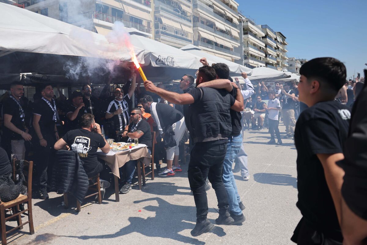 Φίλαθλοι ΠΑΟΚ και ΟΦΗ έστησαν γιορτή στην παραλία του Βόλου πριν τον τελικό Κυπέλλου Ελλάδας Betsson