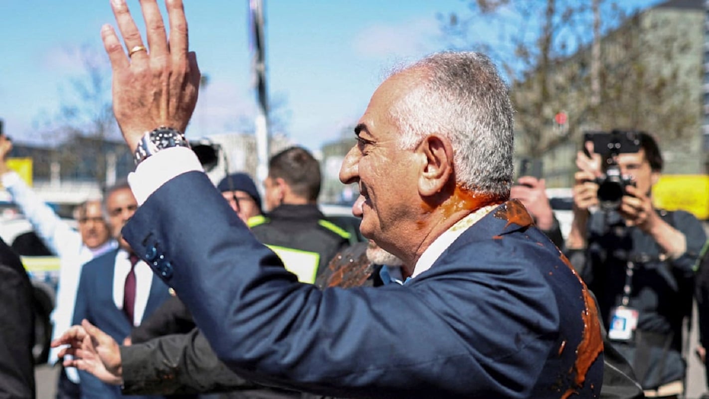 Παχλαβί: «Απαράδεκτη η στάση της Γερμανίας, υποκύπτει στο καθεστώς του Ιράν» – Του πέταξαν ντοματοχυμό – ΒΙΝΤΕΟ