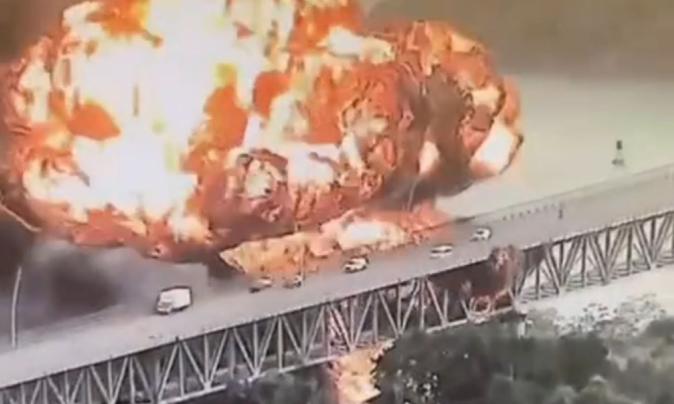 Βίντεο: Ισχυρή έκρηξη σε γέφυρα πλησίον της Διώρυγας του Παναμά – Φλεγόμενο βυτιοφόρο